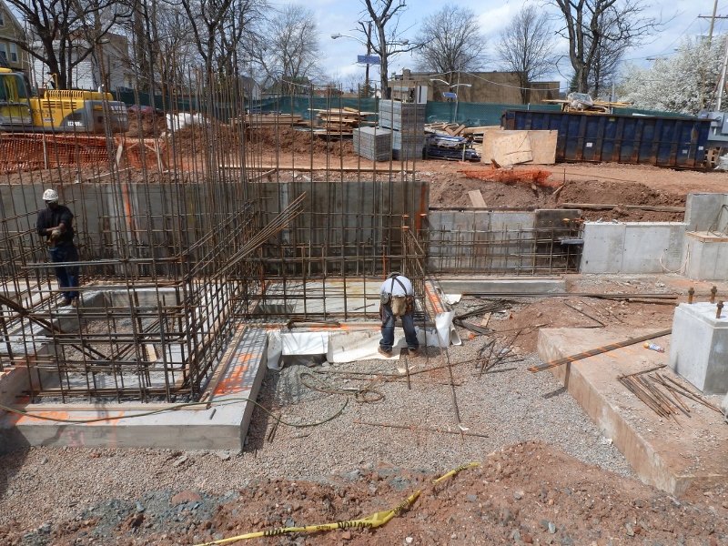 Installing foundation wall rebar at Elev. 7 Facing North (800x600)